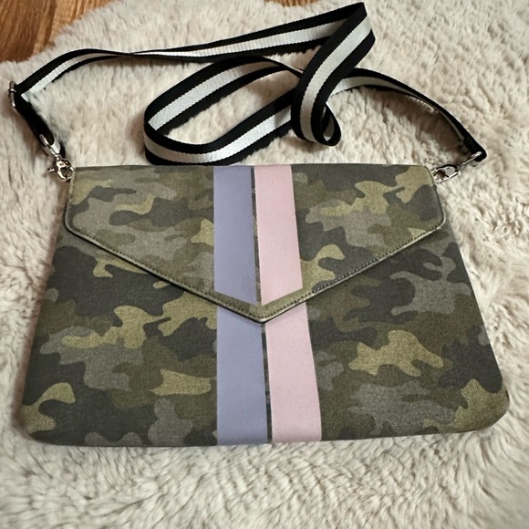 Stella and Dot Camo Envelope Crossbody Purse - Picture 1 of 11